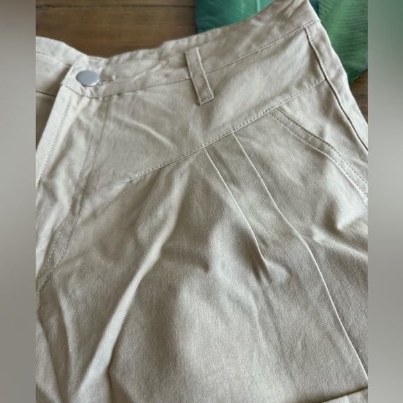 VICI High waisted pleated khaki shorts - Picture 4 of 8